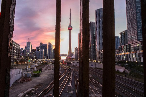 Comment le tourisme influence-t-il l'actualité locale de manière innovante ?